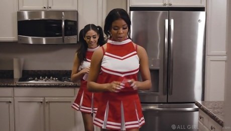 Cheerleader just wants to eat pussy all the time