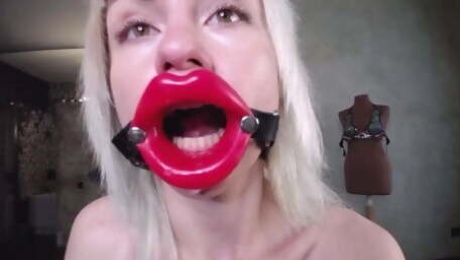 big lips mouth gag blonde deephtroating dildo