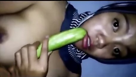 HOrny hijab jilbab tudung slut fuck herself with veggies