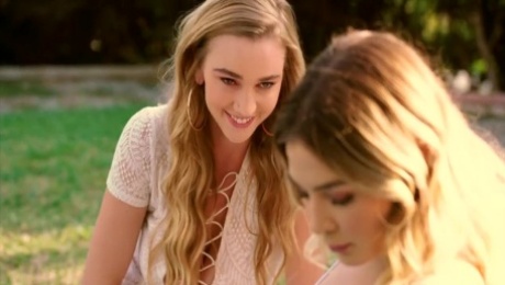 Kendra Sunderland and Blair Williams Share a One-Eyed Snake