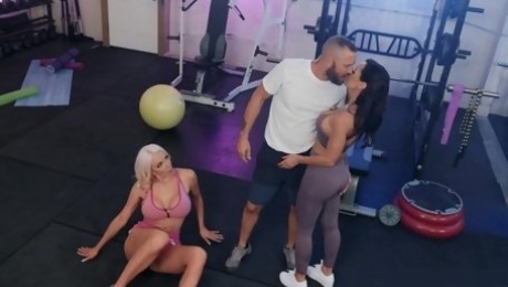 A dude gets double blowjob from Nicolette Shea and Lisa Ann