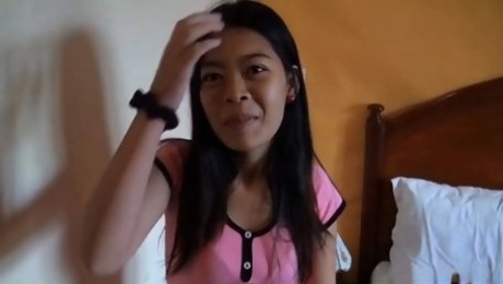 Silent pinay squeezes the bed with every inch of stroke